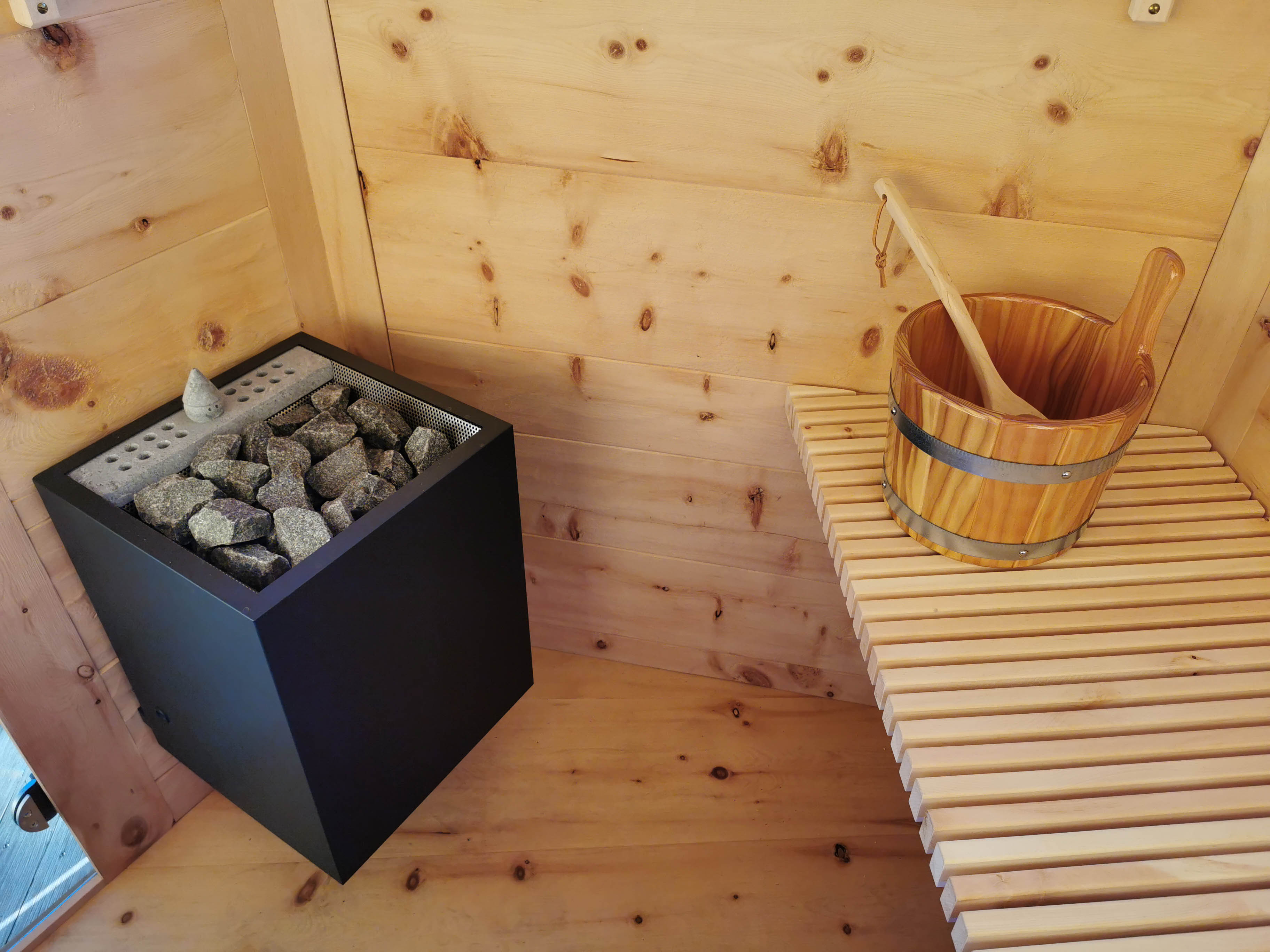 Sauna aus Arvenholz auf Mass